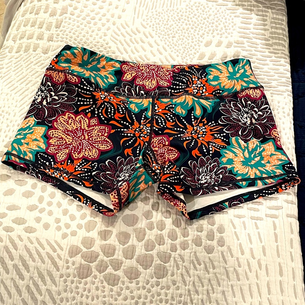 Born Primitive. size L. Floral print workout shorts